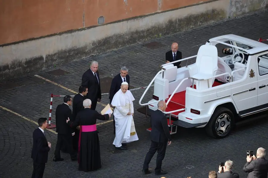 Leone in papamobile saluta i fedeli
