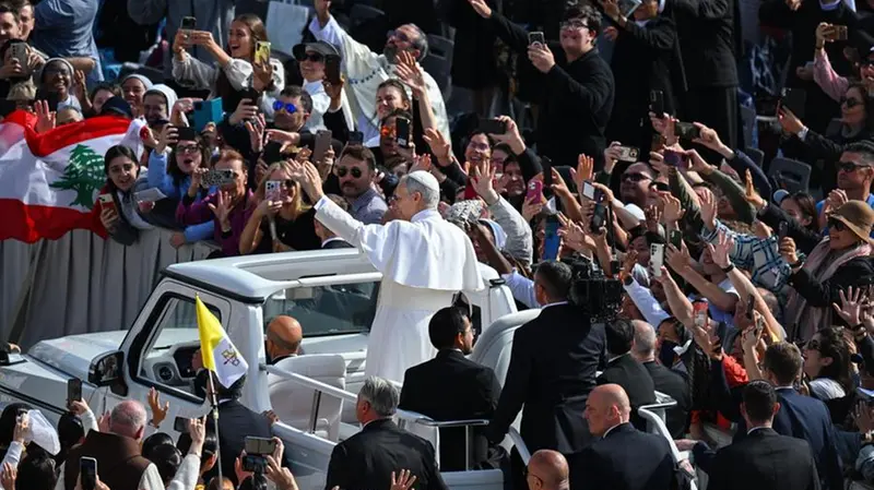 Leone in papamobile saluta i fedeli