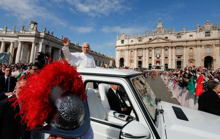 Leone in papamobile saluta i fedeli
