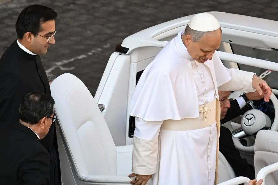 Leone in papamobile saluta i fedeli