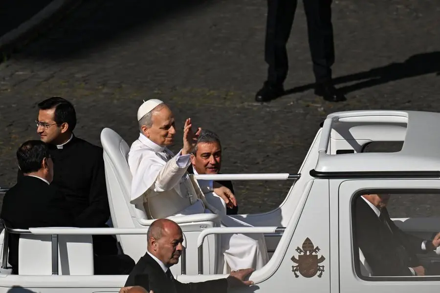 Leone in papamobile saluta i fedeli