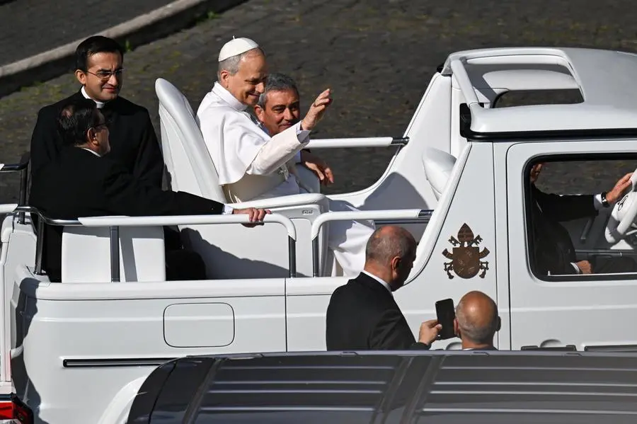 Leone in papamobile saluta i fedeli