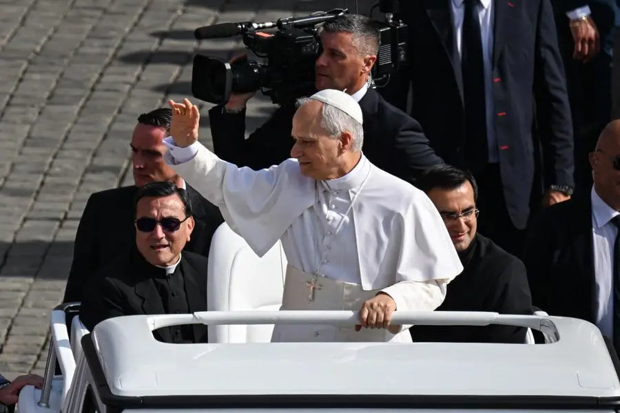 Leone in papamobile saluta i fedeli