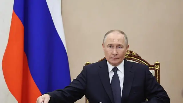 epa12101519 Russian President Vladimir Putin holds a meeting to discuss the upcoming Russian-Ukrainian talks in Istanbul, at the Kremlin in Moscow, Russia, 15 May 2025. EPA/ALEXANDER KAZAKOV/SPUTNIK/KREMLIN POOL MANDATORY CREDIT