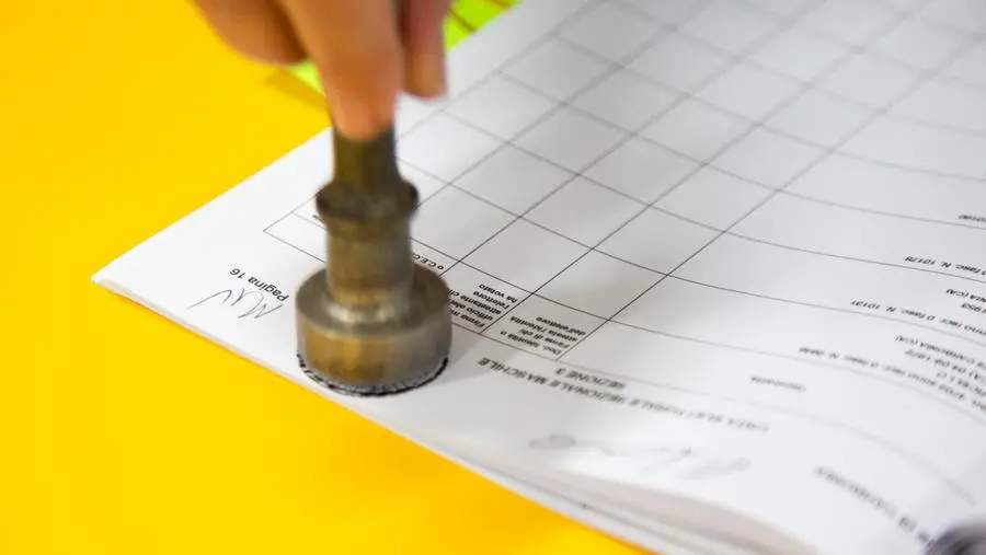 Il timbro dei registro durante le operazioni di voto - Ansa © www.giornaledibrescia.it