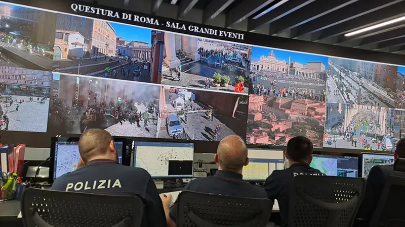 La sala di controllo in Questura a Roma - Foto Ansa/Lorenzo Attianese © www.giornaledibrescia.it