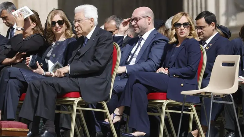 Mattarella e Meloni in piazza San Pietro - Foto Ansa/Fabio Frustaci © www.giornaledibrescia.it
