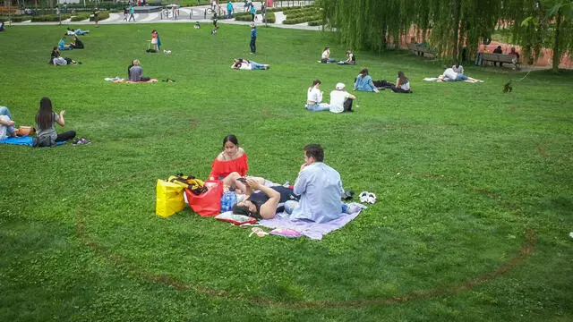 Sui prati del parco sono stati disegnati dei cerchi rossi per indicare dove mettersi rispettando il distanziamento sociale - Grande presenza di persone alla BAM Biblioteca degli Alberi di Milano la prima domenica pomeriggio dopo la riapertura dopo il lockdown per l’emergenza epidemia a causa del coronavirus Covid-19, Milano 10 Maggio 2020 Ansa/Matteo Corner