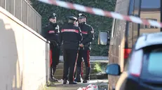 Roberto Comelli, 42 anni, è stato ucciso nella notte di Capodanno a Provaglio d’Iseo in provincia di Brescia, in via Cesare Battisti, con una coltellata al petto. Sul posto i carabinieri che hanno avviato le indagini, Provaglio d’Iseo 1 gennaio 2025. ANSA/FILIPPO VENEZIA
