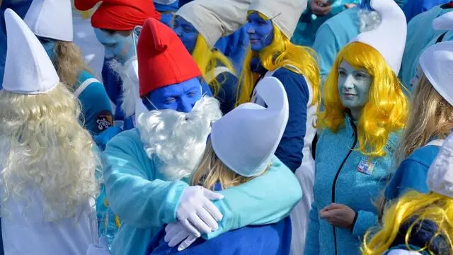 epa05146394 About 2,149 smurfs gather to break the world record the world's largest smurf gathering in Waldshut-Tiengen, Germany, 06 February 2016. At least 2,510 people dressed as smurfs would have to come in order to break the world record. EPA/WINIFRIED ROTHERMEL