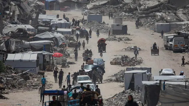 epa12105707 Displaced Palestinians flee their homes in the town of Beit Lahia, north of Gaza City, amid ongoing Israeli military operations and continuous evacuation orders across the Gaza Strip, in the northern part of the territory on 16 May, 2025. EPA/HAITHAM IMAD