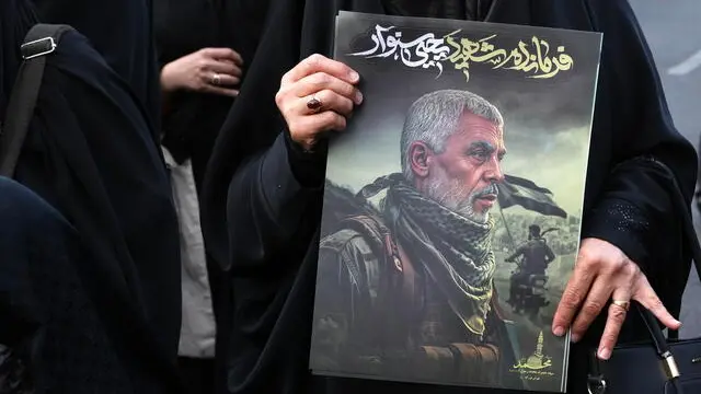 epa11680293 An Iranian woman holds a picture of late Hamas leader Yahya Sinwar during an anti-Israel protest rally at the Palestine Square in Tehran, Iran, 24 October 2024. The Israeli Army, Tsahal, on 17 October 2024 confirmed that Hamas leader Yahya Sinwar was 'eliminated' on 16 October 'after a year-long pursuit'. EPA/ABEDIN TAHERKENAREH