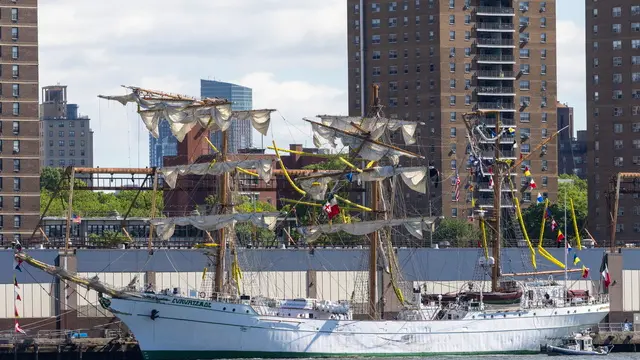 epa12113475 The Cuauhtemoc, a Mexican Navy training boat, is docked in the East River with broken masts, the day after the vessel hit the Brooklyn Bridge in New York, New York, USA, 18 May 2025. The cause of accident, which according to a statement from New York City Mayor Eric Adams has killed two people and injured at least 19, is still under investigation. EPA/JUSTIN LANE