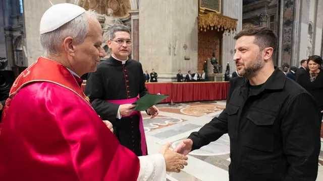 epa12113628 A handout photo made available by the Presidential Press Service shows Pope Leo XIV (L) shaking hands and talking to Ukraine's President Volodymyr Zelensky (R) after a Holy Mass for the beginning of his pontificate in St. Peter's Basilica in the Vatican City, 18 May 2025. EPA/PRESIDENTIAL PRESS SERVICE HANDOUT HANDOUT EDITORIAL USE ONLY/NO SALES