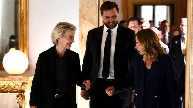 epa12113827 A handout picture made available by the Chigi Palace Press Office shows Italy's Prime Minister Giorgia Meloni (R) meeting with European Commission President Ursula von der Leyen (L) and US Vice President JD Vance (C) at Chigi Palace in Rome, Italy, 18 May 2025. EPA/FILIPPO ATTILI / CHIGI PALACE PRESS OFFICE / HANDOUT HANDOUT EDITORIAL USE ONLY/NO SALES