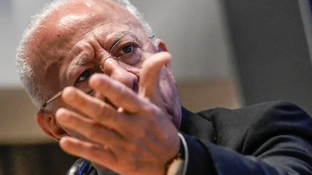 Il presidente della Regione Campania Vincenzo De Luca alla presentazione dei dati sulle Liste d'attesa della sanità campana relativi alle prestazioni-sentinella, prime visite e diagnostica. Napoli, 6 maggio 2025. ANSA / CIRO FUSCO