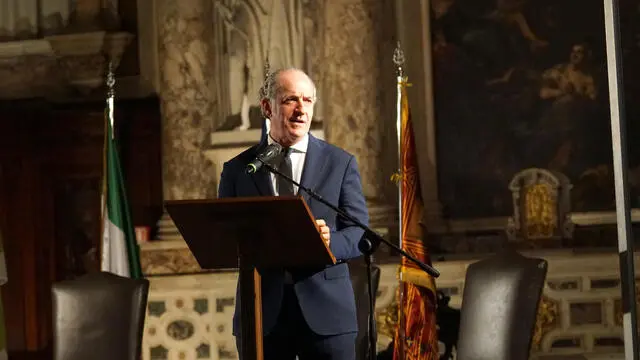 Il presidente del Veneto Luca Zaia in apertura del 4° Festival delle Regioni e Province Autonome, nella sala grande della Scola di San Rocco, Venezia 18 maggio 2025. ANSA/ANDREA MEROLA NPK