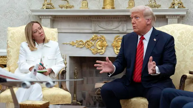 epa12037351 US President Donald Trump (R) and Italian Prime Minister Giorgia Meloni (L) meet at the Oval Office of the White House in Washington, DC, USA, 17 April 2025. EPA/CHRIS KLEPONIS / POOL