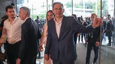 epa12114499 Luis Montenegro (R), leader of the Democratic Alliance (AD) coalition and president of the Social Democratic Party (PSD), arrives at a hotel in Lisbon with his wife, Carla Montenegro (2-R), where he will wait for the results of the general elections, Lisbon, Portugal, 18 May 2025. Portugal holds early parliamentary elections on 18 May 2025, where over 10.8 million voters will choose from 20 political parties to fill the 230 seats in the Assembly of the Republic. EPA/MIGUEL A. LOPES