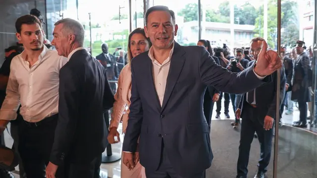epa12114499 Luis Montenegro (R), leader of the Democratic Alliance (AD) coalition and president of the Social Democratic Party (PSD), arrives at a hotel in Lisbon with his wife, Carla Montenegro (2-R), where he will wait for the results of the general elections, Lisbon, Portugal, 18 May 2025. Portugal holds early parliamentary elections on 18 May 2025, where over 10.8 million voters will choose from 20 political parties to fill the 230 seats in the Assembly of the Republic. EPA/MIGUEL A. LOPES