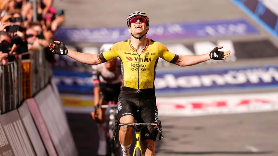 Van Aert trionfa a Siena