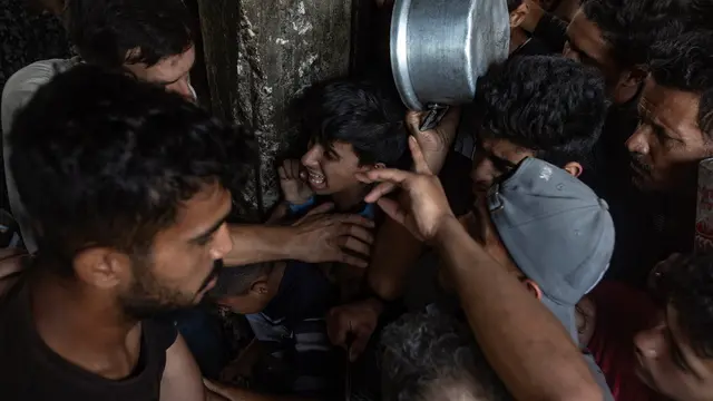 epa12112808 Hundreds of internally displaced Palestinians gather outside a charity kitchen in Gaza city to receive limited food rations, 18 May 2025. Kitchen administrators warn their stocks would run out in two days due to the suspension of humanitarian aid entering the Gaza Strip. According to the UN half a million people, or one in five people in the Strip are facing starvation while the entire population of the Gaza Strip continues to face a critical risk of famine following 19 months of conflict, mass displacement and severe restrictions on humanitarian aid. EPA/HAITHAM IMAD