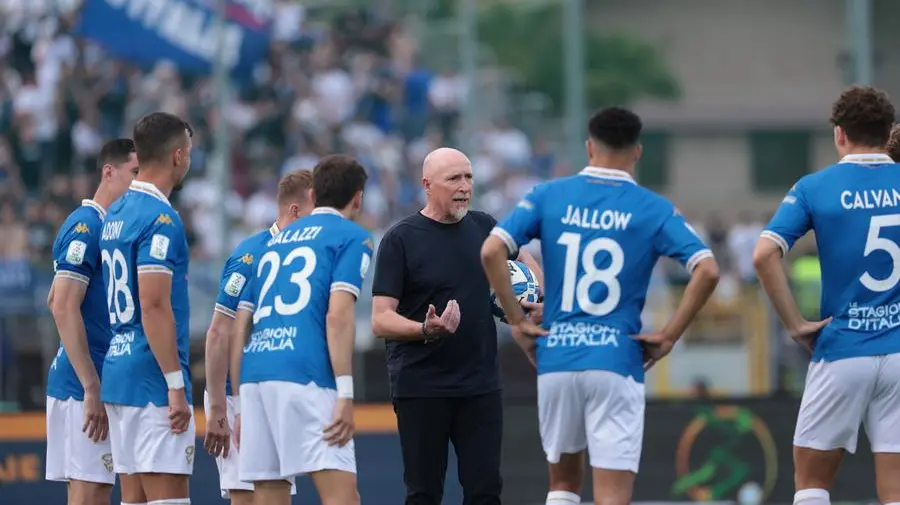 Rolando Maran in mezzo ai suoi giocatori - Foto New Reporter Comincini © www.giornaledibrescia.it