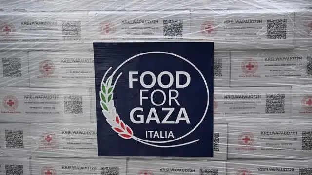 Il vice presidente del Consiglio e ministro degli Affari Esteri e della Cooperazione Internazionale, Antonio Tajani, al porto di Genova per presiedere alla consegna del primo dei 15 camion donati dall'Italia al Programma Alimentare Mondiale (Pam) nell'ambito dell'iniziativa 'Food for Gaza', Genova, 25 ottobre 2024. ANSA/ LUCA ZENNARO