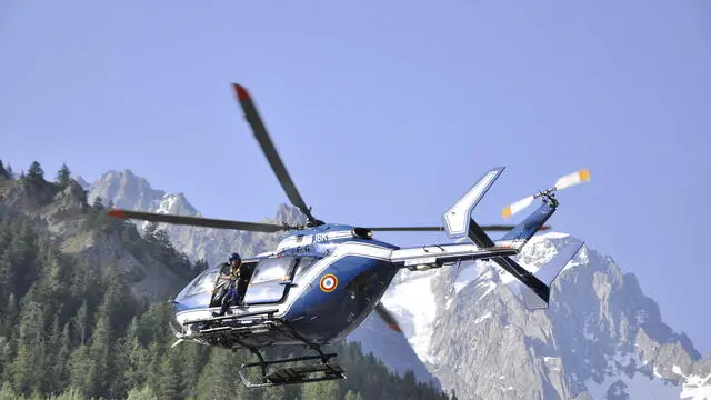 Elicottero del Pghm (Peloton de gendarmerie de haute montagne) di Chamonix (Francia) a Courmayeur (Aosta). Courmayeur (Aosta), 2 luglio 2015