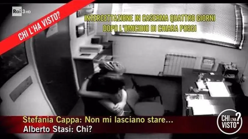 Un frame tratto dal video mostrato a "Chi l'ha visto?" con l'intercettazione in caserma di un dialogo, quattro giorni dopo il delitto, tra Alberto Stasi e Stefania Cappa