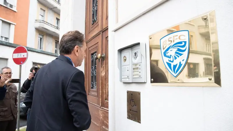 Massimo Cellino all'ingresso della sede del club - New Reporter © www.giornaledibrescia.it