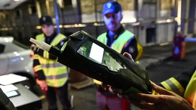 Controlli degli agenti della Polizia Stradale di Genova, dopo le novita' del Codice della Strada 2024. Genova, 19 dicembre 2024. ANSA/LUCA ZENNARO