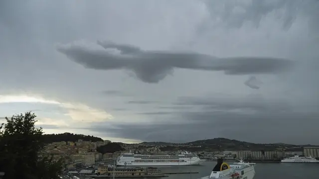 (ANSA) - ANCONA, 25 LUG - Meteo: strane nubi sul cielo di Ancona.