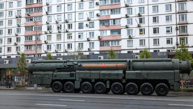 epa12063080 A Russian Yars intercontinental ballistic missile launcher takes part in a rehearsal for the annual military parade ahead of the Victory Day celebrations, in downtown Moscow, Russia, 29 April 2025. Russia is preparing to mark the 80th anniversary of Nazi Germany's unconditional surrender in World War II (WWII). The military parade will take place in Moscow's Red Square on 09 May. EPA/MAXIM SHIPENKOV