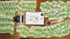 I contanti e i gioielli sequestrati - © www.giornaledibrescia.it