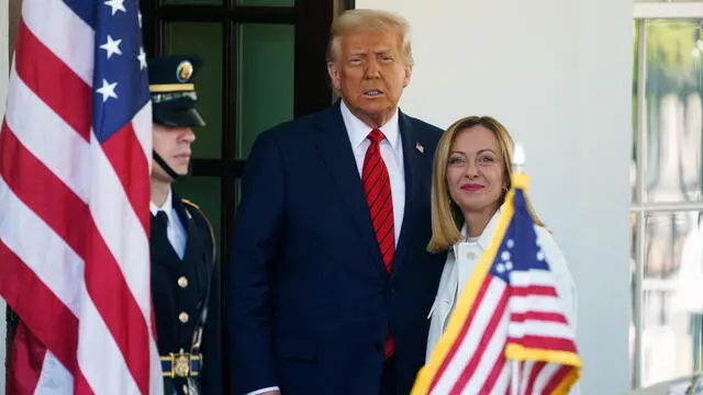 epa12037062 US President Donald Trump (L) greets Italian Prime Minister Giorgia Meloni (R) at the White House, Washington, DC, USA, 17 April 2025. EPA/WILL OLIVER