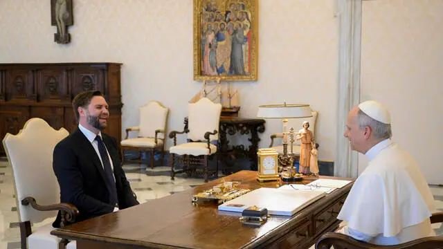 Photo provided by Vatican Media with US Vice President Vance and Pope Leo XIV during the meeting in the Vatican, May 19, 2024. ANSA / HANDOUT VATICAN MEDIA +++NO SALES - EDITORIAL USE ONLY+++ (Vance, papa, leone, vaticano)