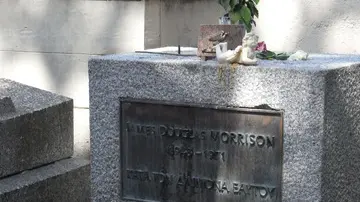 Ciao a tutti, vi invio alcune foto che ho fatto questa mattina alla tomba di Jim Morrison al cimitero degli artisti di Parigi, il Pere Lachaise, e che serviranno ad illustrare un mio pezzo da Parigi previsto nel pomeriggio sui 40 anni dalla morte del Re Lucertola, che ricorre il 3 luglio. Le foto le potete mettere a mio nome, per favore? Luana De Micco Ve le invio in piu' mail, vi lascio scegliere quali mandare in rete. Grazie mille e buon lavoro Luana