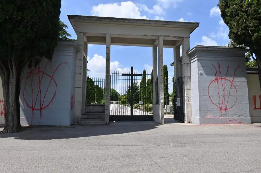 Imbrattamenti no vax al cimitero San Francesco di Paola