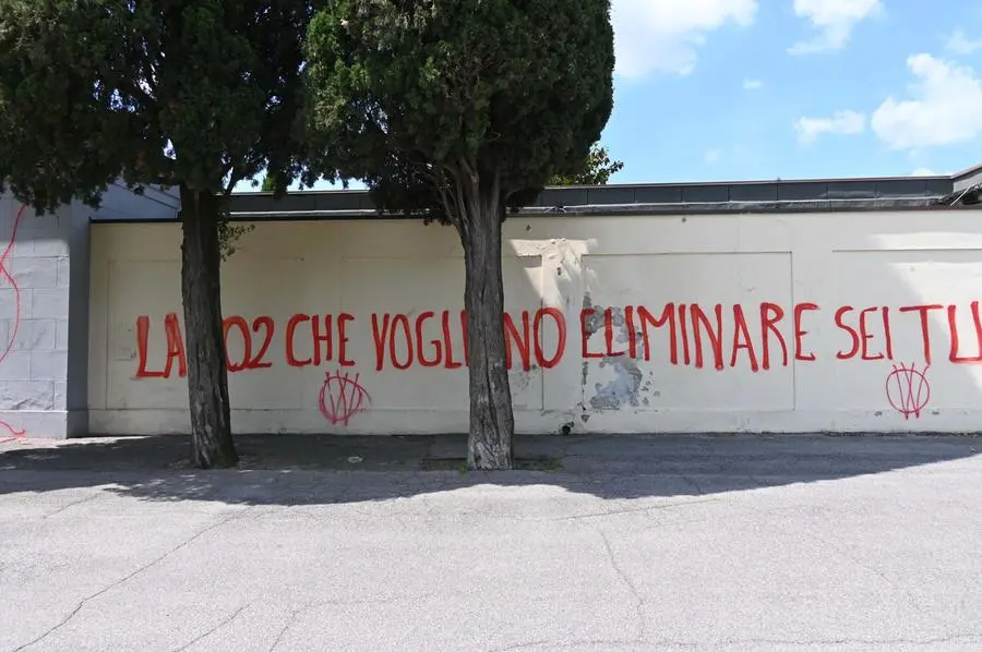 Imbrattamenti no vax al cimitero San Francesco di Paola