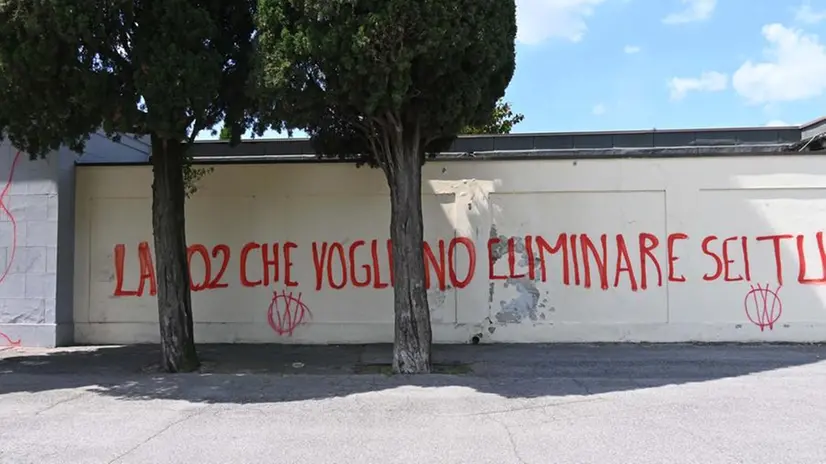 Imbrattamenti no vax al cimitero San Francesco di Paola