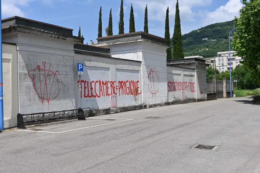 Imbrattamenti no vax al cimitero San Francesco di Paola