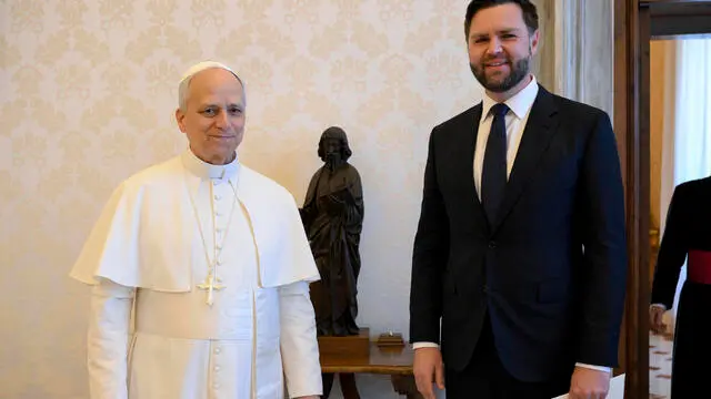 Photo provided by Vatican Media with US Vice President Vance and Pope Leo XIV during the meeting in the Vatican, May 19, 2024. ANSA / HANDOUT VATICAN MEDIA +++NO SALES - EDITORIAL USE ONLY+++ (Vance, papa, leone, vaticano)
