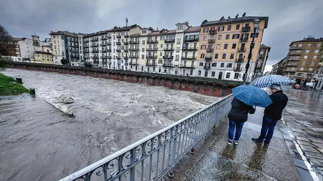 Maltempo : il fiume Dora gonfio per le incesssnti pioggie. Torino 17 aprile 2025 ANSA/TINO ROMANO