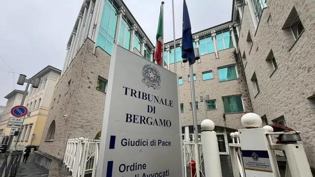 L'ingresso del Tribunale di Bergamo, 25 febbraio 2025. Moussa Sangare, imputato reo confesso per 'omicidio di Sharon Verzeni, prima che la Corte d'assise di Bergamo si riunisse in camera di consiglio per decidere sulle istanze dell'istruttoria, compresa la perizia psichiatrica, alla richiesta dei giudici se volesse dire qualcosa ha gesticolato, borbottando: "Sono innocente". ANSA / MICHELE MARAVIGLIA