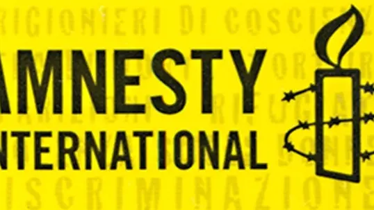 francobollo celebrativo Amnesty International, da BODO - (ANSA) - ROMA, 12 MAG - Il cinquantesimo anniversario della fondazione di Amnesty International, che oggi ha presentato il suo rapporto annuale, verrà celebrato dalle Poste Italiane con l'emissione, il 28 maggio prossimo, di un francobollo da 0,60 euro. Secondo il comunicato diffuso proprio oggi dalle Poste, il francobollo - autoadesivo - sarà stampato in 3,6 milioni di esemplari e riprodurrà in alto il logo di Amnesty International, mentre al centro campeggerà la scritta "50 anni per i diritti umani"; sul fondino di colore giallo sono ripetute a tappeto una serie di parole che indicano gli obiettivi umanitari perseguiti dall'Associazione. Il bollettino illustrativo sarà firmato da Christine Weise, Presidente della Sezione Italiana di Amnesty International. L'origine dell'associazione risale al 28 maggio 1961 quando l'avvocato britannico Peter Benenson lanciò dalle colonne dell' "Observer" un appello per l'amnistia dei prigionieri per motivi di coscienza. L'organizzazione (che nel 1977 ha ricevuto il Nobel per la Pace) ha attualmente 2,8 milioni di soci e sostenitori nel mondo; la sezione italiana ha oltre 80 mila soci.