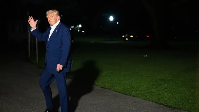 epa12108192 US President Donald Trump arrives on the South Lawn of the White House in Washington, DC, USA, 16 May 2025. EPA/ANNABELLE GORDON / POOL