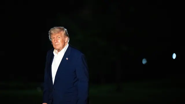 epa12108191 US President Donald Trump arrives on the South Lawn of the White House in Washington, DC, USA, 16 May 2025. EPA/ANNABELLE GORDON / POOL