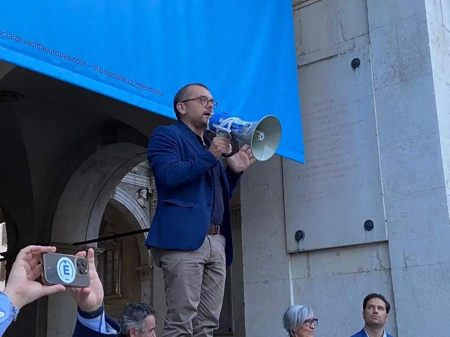 La manifestazione pro-Brescia fuori dalla Loggia