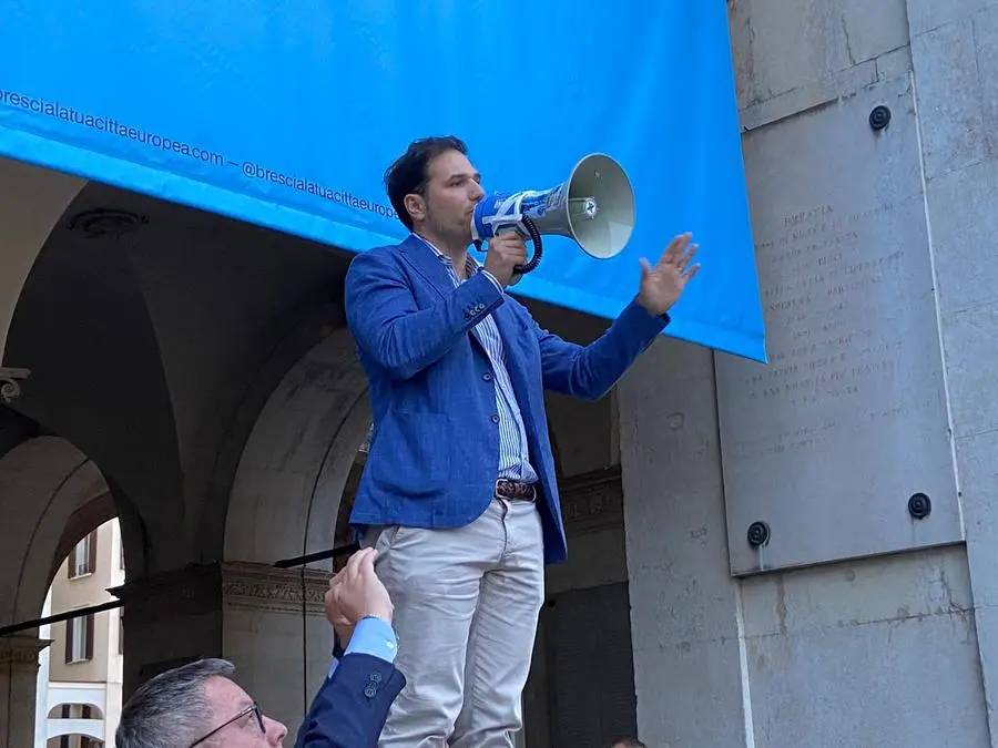 La manifestazione pro-Brescia fuori dalla Loggia